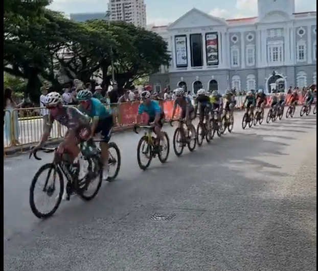 girodociclismo.com.br mark cavendish encerra com vitoria emocionante no tour de france singapore criterium assista a chegada image 3