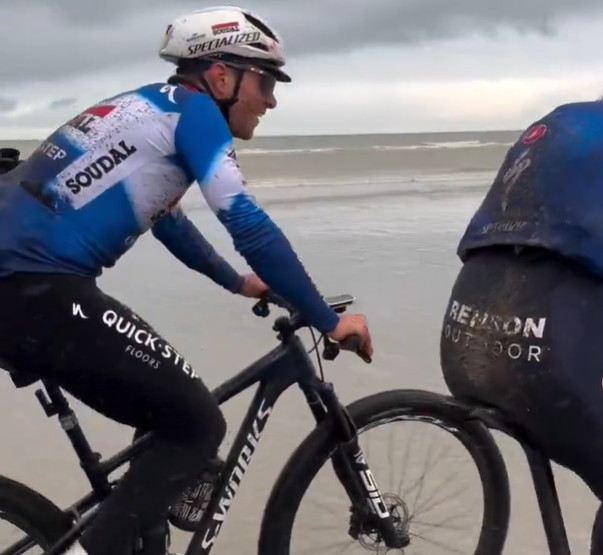 girodociclismo.com.br remco evenepoel surge em treino na praia com bicicleta de mountain bike novos objetivos confira o video image 12