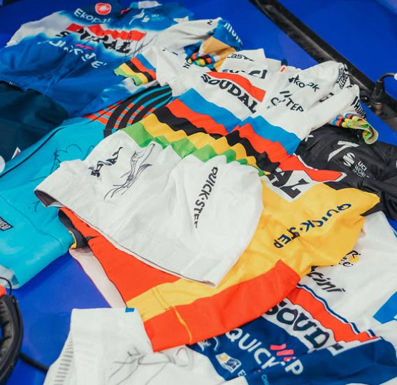 girodociclismo.com.br remco evenepoel doa 10 mil euros e leiloa suas historicas camisas em acao de caridade image 2