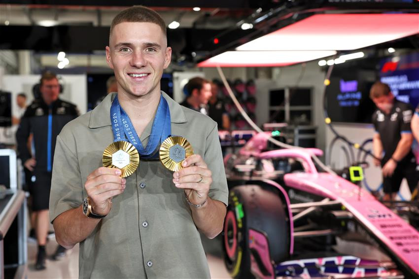 girodociclismo.com.br remco evenepoel e flagrado durante o grande premio do catar de f1 image