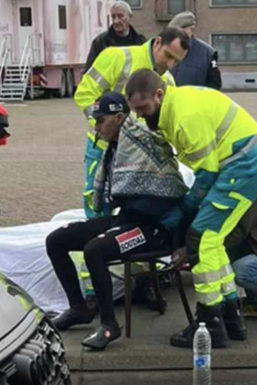 girodociclismo.com.br remco evenepoel e levado ao hospital de ambulancia apos sofrer acidente durante treino amento possivel lesao no braco preocupa image 1