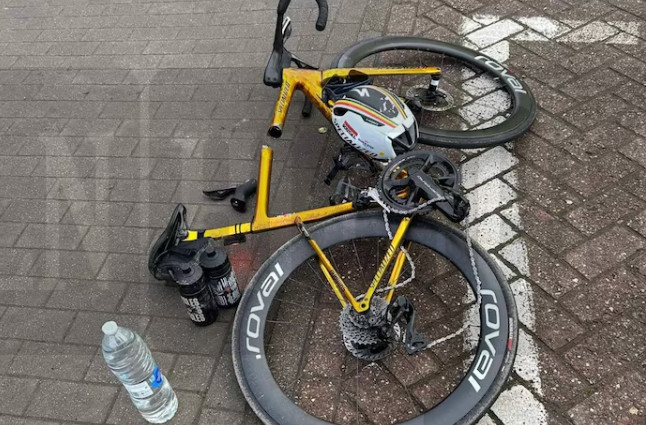 girodociclismo.com.br remco evenepoel sofre acidente com carro durante treino em oetingen image