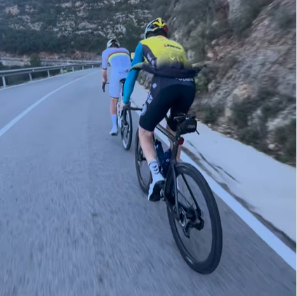 girodociclismo.com.br tadej pogacar foi acompanhado por jovem de 17 anos ao bater o recorde do strava coloquei cerca de 480 a 490 watts assista o video image