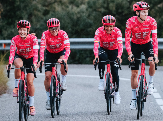 girodociclismo.com.br ef education easypost apresenta novo uniforme para 2025 99 dos outros ciclistas estao com inveja image 3