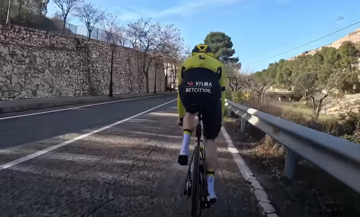 girodociclismo.com.br jonas vingegaard e seguido ciclista amador durante treino e revela sua potencia em um sprint assista o video image 1