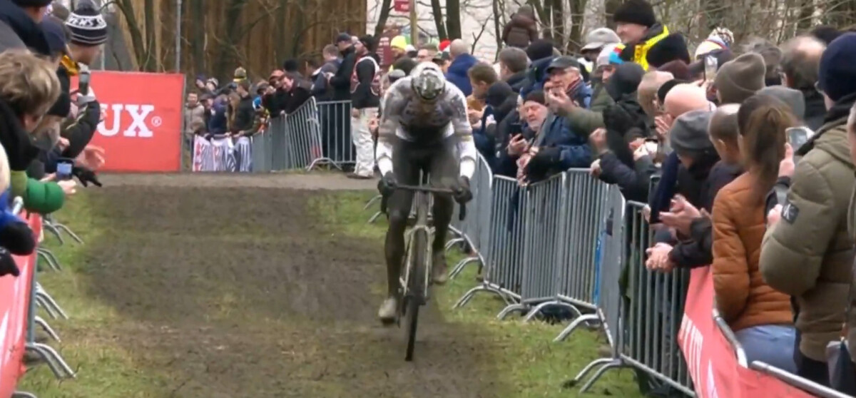 girodociclismo.com.br mathieu van der poel bate wout van aert na copa do mundo confira os resultados e assista a chegada image 10