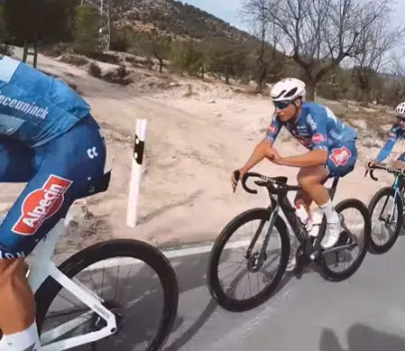 Mathieu van der Poel realiza treino monstro, quebra dois Koms e colega chega a fazer gesto de motocicleta "assista o vídeo" 2 girodociclismo.com.br o grande duelo wout van aert e mathieu van der poel retornam a competicao image
