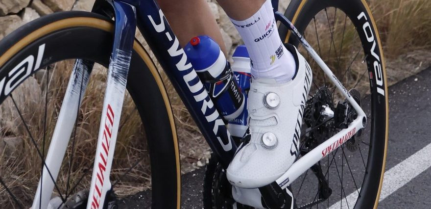 girodociclismo.com.br surge nova sapatilha specialized no tour down under modelo estava com ciclistas da red bull bora e soudal quick step image