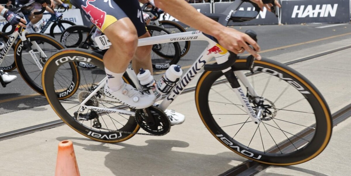 girodociclismo.com.br surge nova sapatilha specialized no tour down under modelo estava com ciclistas da red bull bora e soudal quick step nova sapatilha specialized