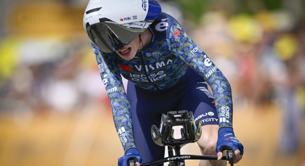 girodociclismo.com.br ciclista da visma surpreende e utiliza capacete de contrarrelogio em corrida de estrada no tour de oma image 2