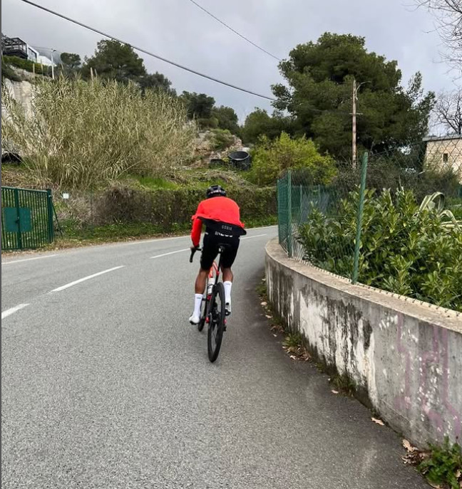 girodociclismo.com.br egan bernal e flagrado em treinamento em iconica montanha francesa uma semana apos fratura image 2