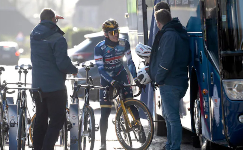 girodociclismo.com.br remco evenepoel surpreende colegas ao surgir em treino para a omloop het nieuwsblad com novo visual atualizacoes virao em breve image