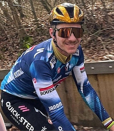 girodociclismo.com.br remco evenepoel surpreende com novo visual e acompanha equipe no percurso da omloop het nieuwsblad evenepoel bigode