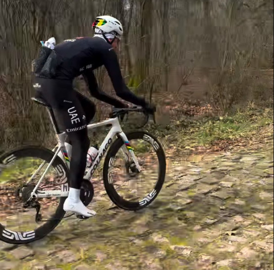 girodociclismo.com.br vencedor da milan sanremo suspeita que tadej pogacar estara na paris roubaix conheco tadej voce faz isso com um objetivo em mente image