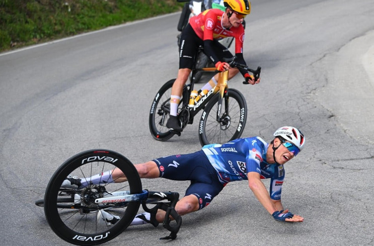 girodociclismo.com.br campeao da milan sanremo sofre grave queda e pode ficar fora da prova no proximo sabado foi um pouco estupido assista o video image 6