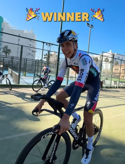 girodociclismo.com.br ciclistas da red bull bora surgem em um divertido video de luta de bicicletas atletas chegaram a usar ate bicicletas de crono image 3