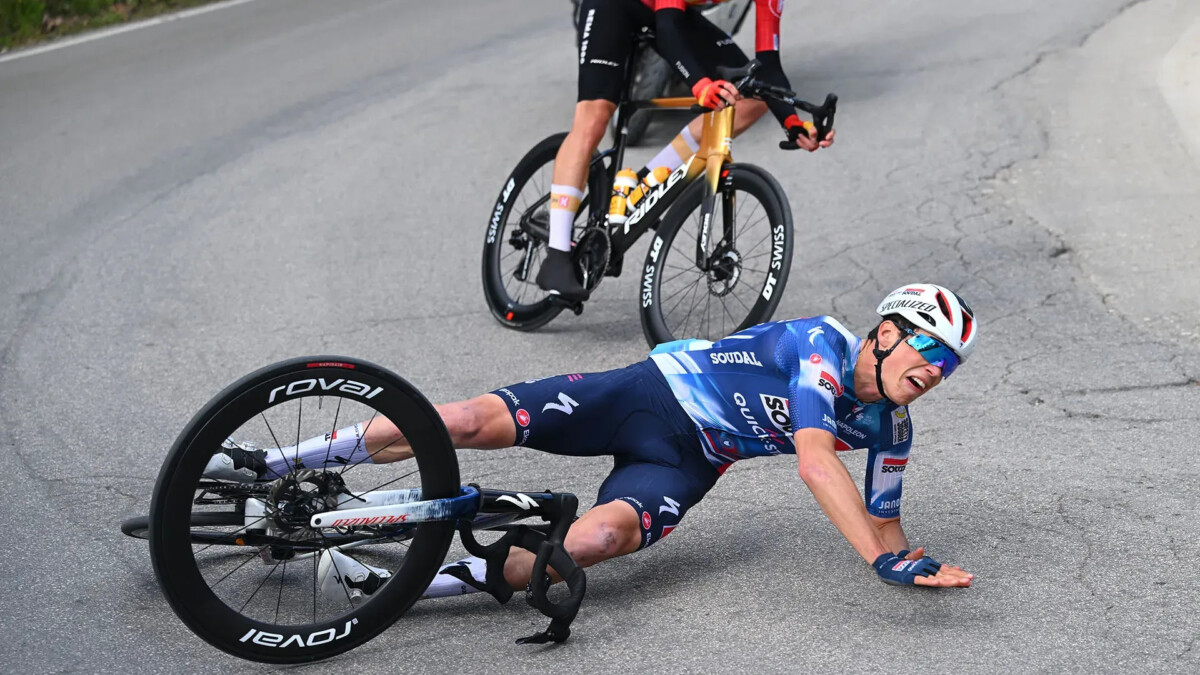 girodociclismo.com.br e claro que tadej pogacar vai destruir na cipressa e no poggio jovem prodigio da soudal quick step pronto para a milan sanremo image