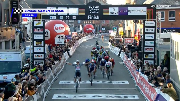 girodociclismo.com.br mathieu van der poel bate sprint e vence a le samyn 2025 confira os resultados e a chegada image 2