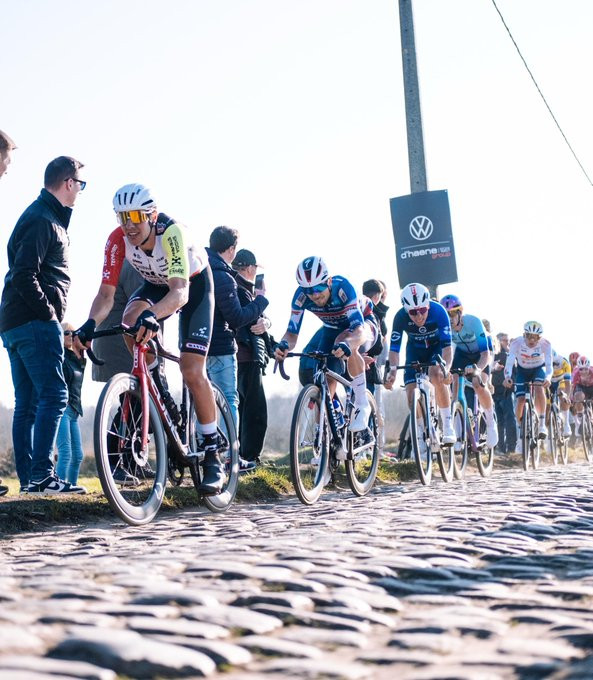 girodociclismo.com.br mathieu van der poel bate sprint e vence a le samyn 2025 confira os resultados e a chegada image