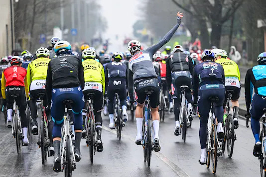 girodociclismo.com.br milan sanremo ciclistas enfrentam muita chuva e frio mathieu van der poel troca agasalhos image