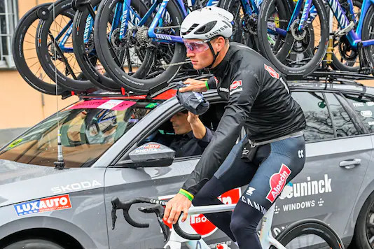 girodociclismo.com.br milan sanremo ciclistas enfrentam muita chuva e frio no 1o monumento da temporada image 4