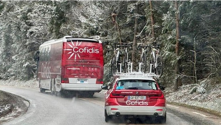 girodociclismo.com.br paris nice uae emirates com agua quente nas garrafas joao almeida com nova camisa pelotao se prepara para outro dia congelante image