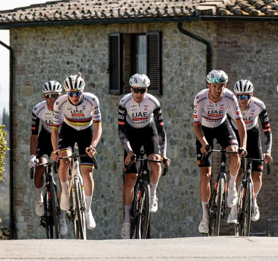 girodociclismo.com.br tadej pogacar flagrado em ataque impressionante em iconica subida da strade bianche assista o video image 2