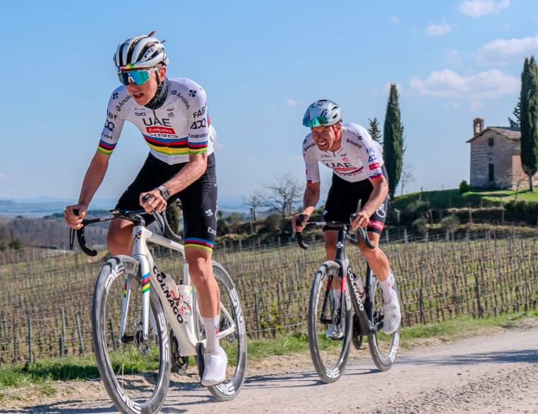 girodociclismo.com.br tadej pogacar flagrado em ataque impressionante em iconica subida da strade bianche assista o video image 4