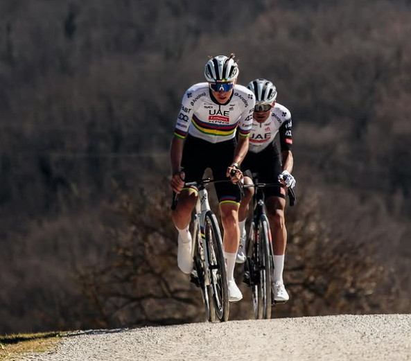 girodociclismo.com.br tadej pogacar flagrado em ataque impressionante na decisiva subida da strade bianche assista o video image 1