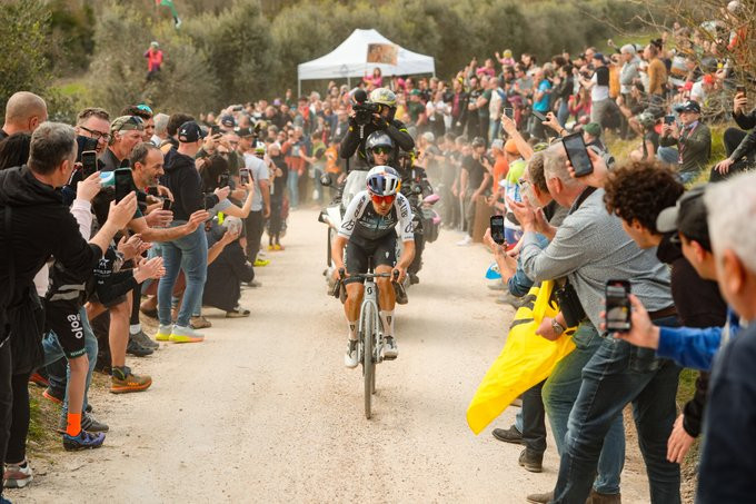 girodociclismo.com.br tom pidcock admite que esperou tadej pogacar e claro que esperei ele e o campeao mundial e voce tem que respeita lo assista o video image 8