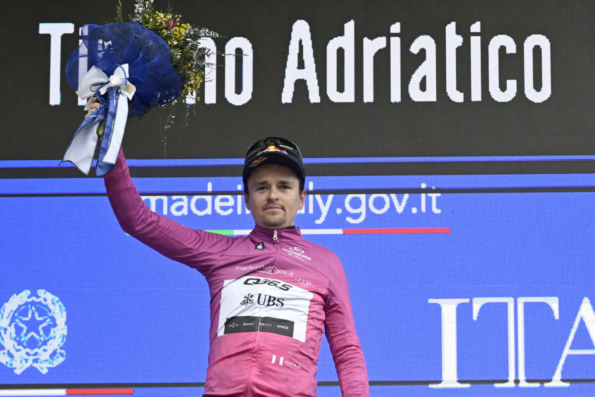 girodociclismo.com.br tom pidcock frustrado com derrota para juan ayuso na tirreno adriatico estou um pouco frustrado poderia ter ficado com ayuso assista o video image 2