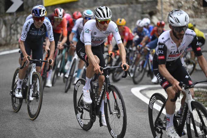 girodociclismo.com.br tom pidcock frustrado com derrota para juan ayuso na tirreno adriatico estou um pouco frustrado poderia ter ficado com ayuso assista o video image