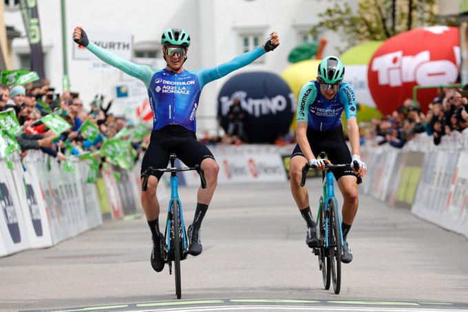 Ciclista do WorldTour contraria equipe e cede vitória para colega "ele merecia mais do que eu, terei outras oportunidades"; assista o vídeo 2 girodociclismo.com.br rascunho automatico nicolas prodhomme tota