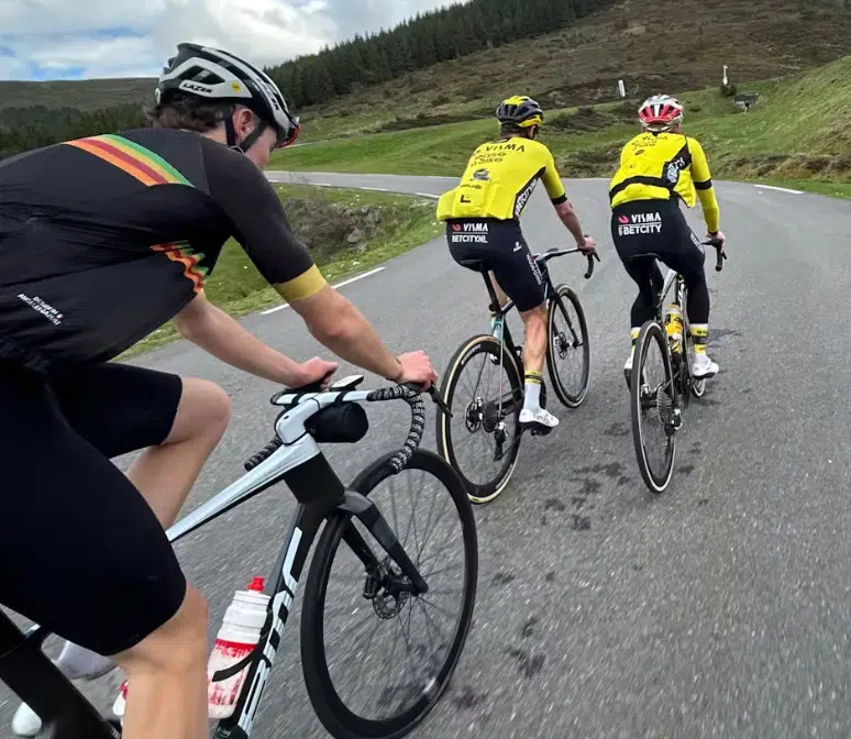 Ciclista amador realiza sonho e pedala com Jonas Vingegaard "eu gostava mais do Pogacar, mudei para o Vingegaard" 3 girodociclismo.com.br ciclista amador realiza sonho e pedala com jonas vingegaard eu gostava mais do pogacar provavelmente mudei para o vingegaard image 2