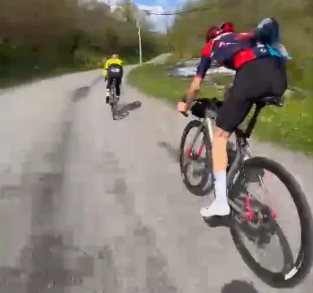 Ciclista amador realiza sonho e pedala com Jonas Vingegaard "eu gostava mais do Pogacar, mudei para o Vingegaard" 2 girodociclismo.com.br ciclista amador realiza sonho e pedala com jonas vingegaard eu gostava mais do pogacar provavelmente mudei para o vingegaard image