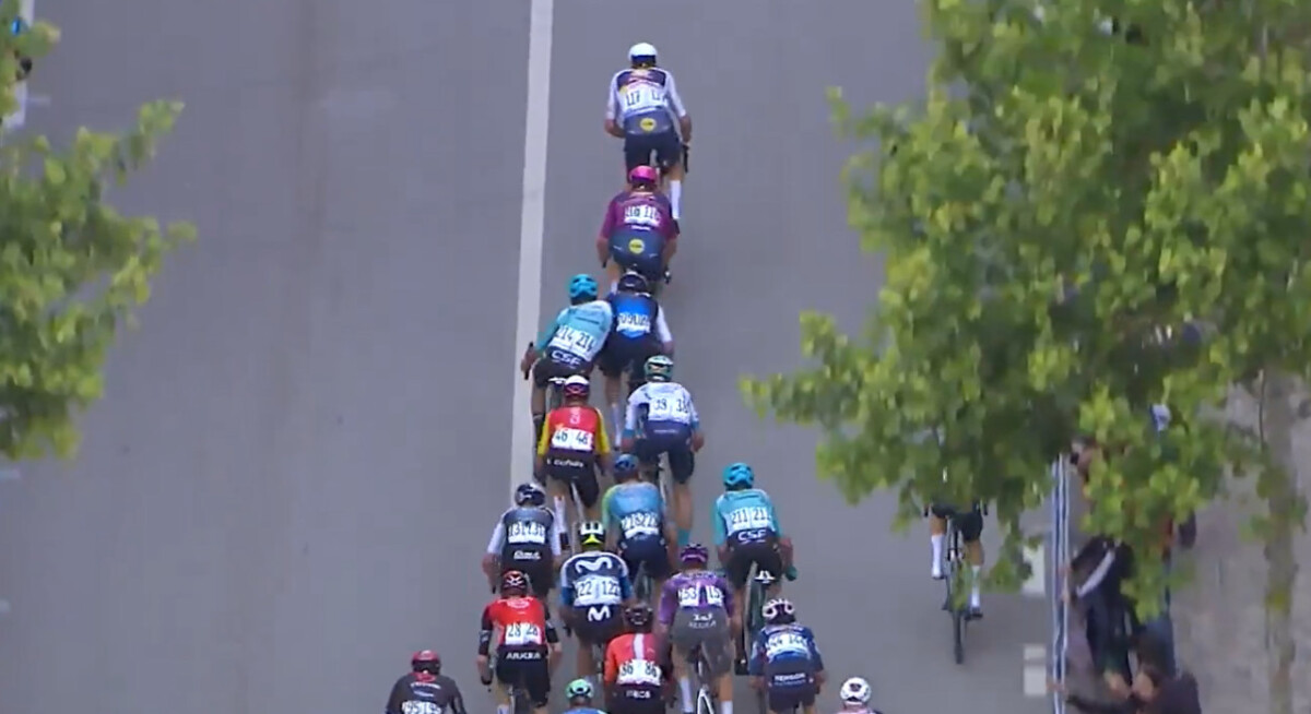 Ciclista top 10 no Giro d'Italia é penalizado e rebaixado após sprint irregular, assista o vídeo 1 girodociclismo.com.br ciclista top 10 no giro ditalia e rebaixado apos sprint irregular assista o video image