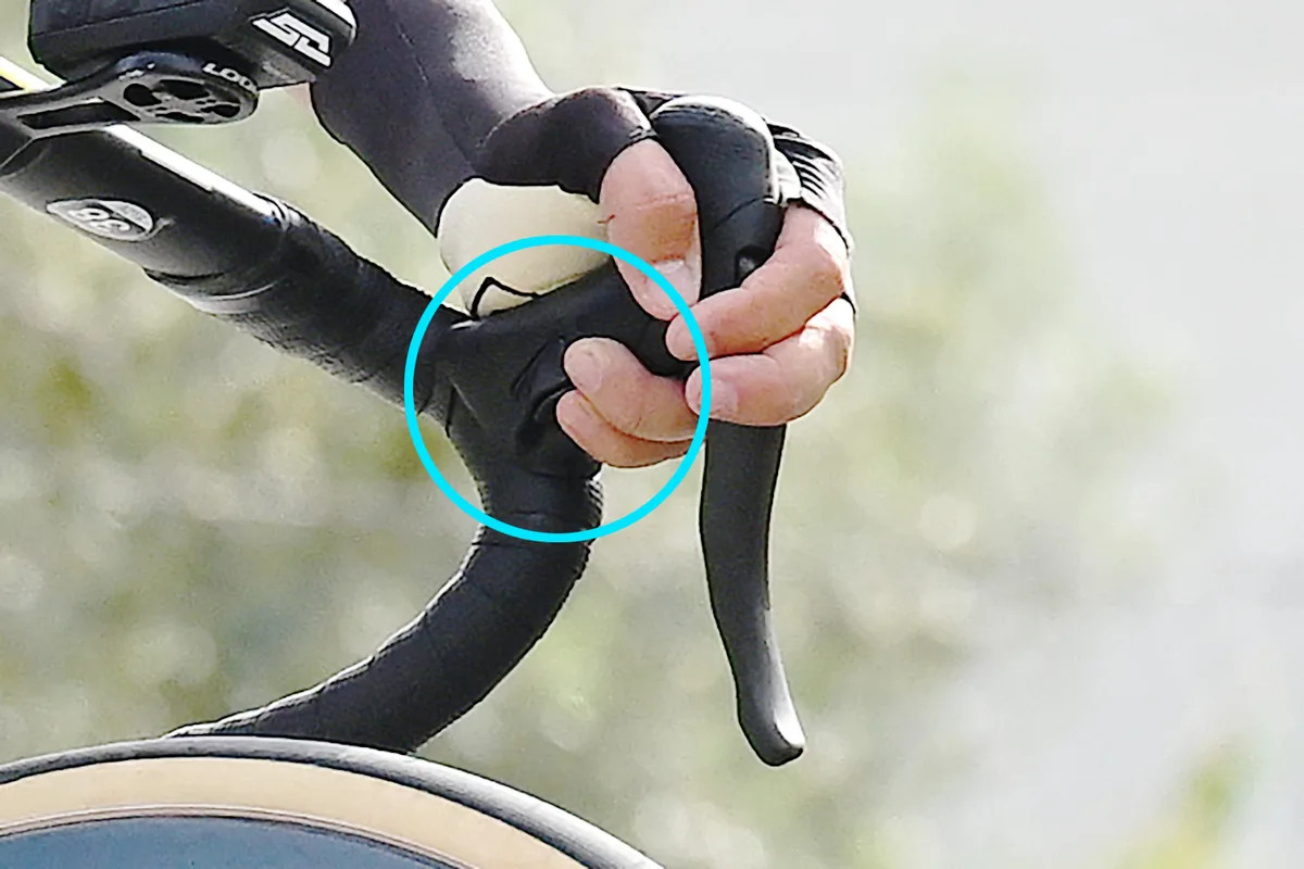 Novo grupo Campagnolo de 13 marchas é flagrado no Giro d'Italia, confira as imagens e os detalhes 6 girodociclismo.com.br ciclistas flagrados com novo grupo campagnolo de 13 marchas no giro ditalia confira as imagens image 11