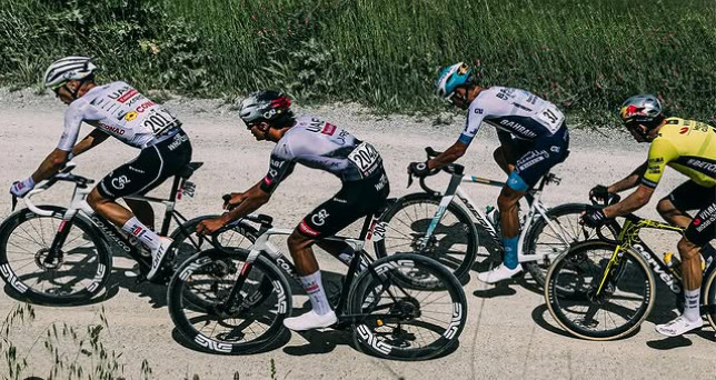 Diretor da UAE Emirates define liderança no Giro d'Italia "Juan Ayuso continua líder, mas precisamos respeitar o líder da prova" 1 girodociclismo.com.br diretor da uae emirates define lideranca no giro ditalia juan ayuso continua lider mas precisamos respeitar o lider da prova image 4