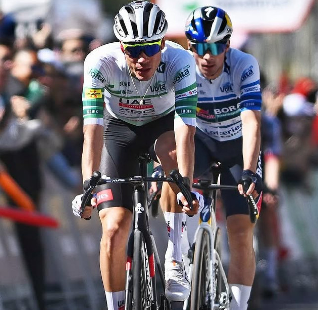 Diretor da UAE Emirates satisfeito com Juan Ayuso no Giro d'Italia "ele foi um pouco influenciado por aquele acidente" 1 girodociclismo.com.br diretor da uae emirates satisfeito com juan ayuso no giro ditalia ele foi um pouco influenciado por aquele acidente image 4