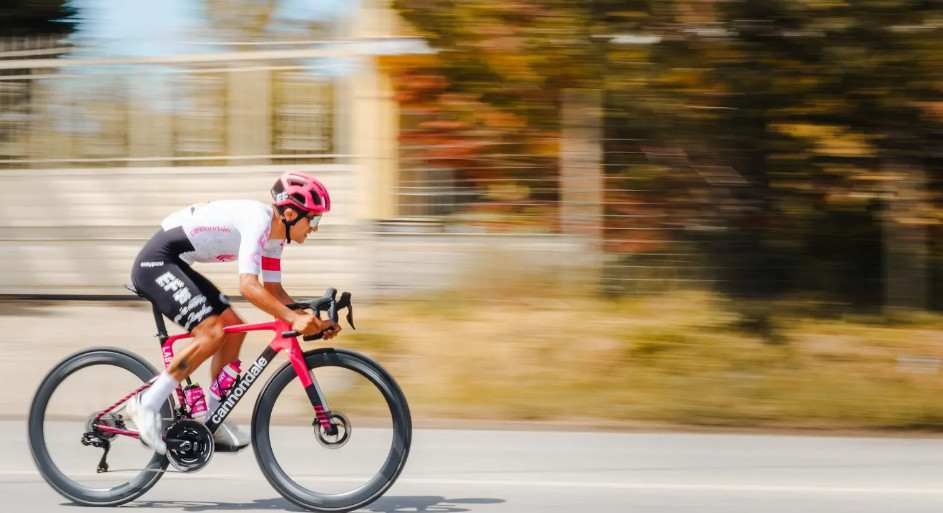 EF Education apresenta equipe e novo uniforme para o Giro d’Italia, todos por Richard Carapaz; confira o time completo 2 girodociclismo.com.br ef education apresenta equipe e novo uniforme para o giro ditalia todos por richard carapaz image 2