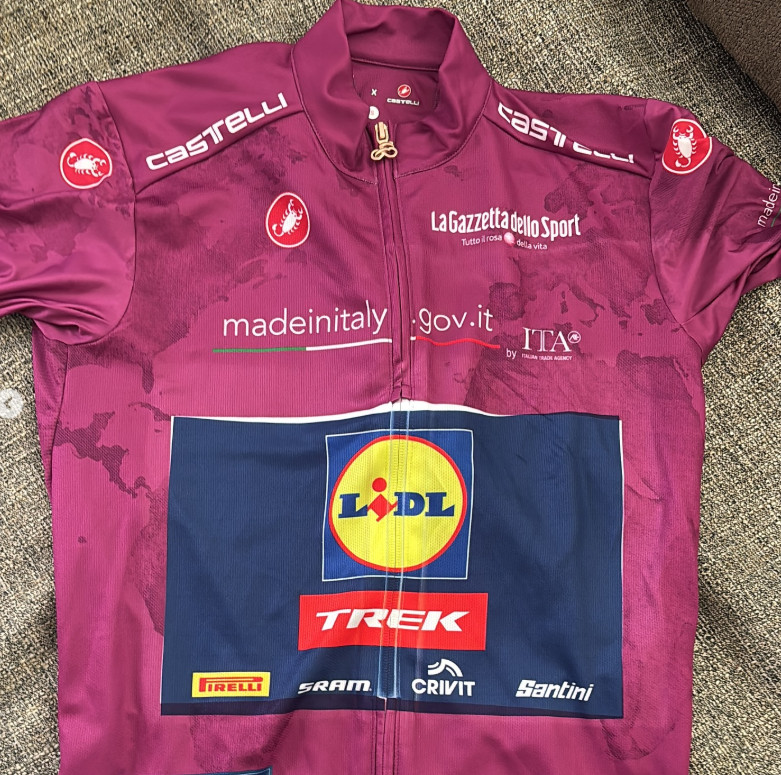 Fã pede uma foto a Mads Pedersen, recebe muito mais e chora com presente; assista o emocionante vídeo 3 girodociclismo.com.br fa pede uma foto a mads pedersen e recebe muito mais italiano chora com presente do maglia ciclamino assista o video image