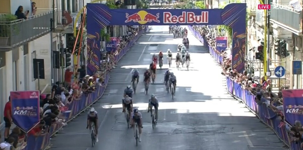 Giro d’Italia 2025: Classificação Geral após a 4ª etapa, Mads Pedersen líder, Primoz Roglic reduz diferença; confira as classificações completas 1 girodociclismo.com.br giro ditalia 2025 classificacao geral apos a 4a etapa primoz roglic diminui diferenca ao maglia rosa confira as classificacoes completas image