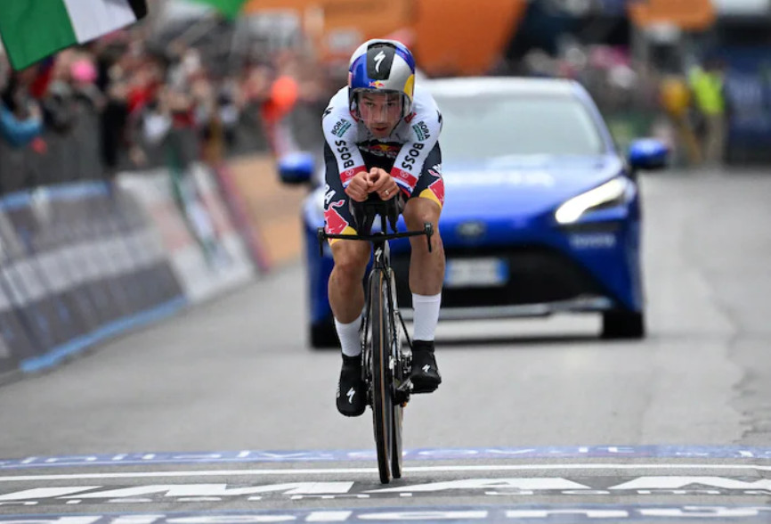 Giro d'Italia: Daan Hoole vence contrarrelógio e Isaac del Toro mantém a Maglia Rosa sob chuva; confira os resultados e a chegada 5 girodociclismo.com.br giro ditalia daan hoole vence contrarrelogio e isaac del toro mantem a maglia rosa sob chuva confira os resultados e a chegada image