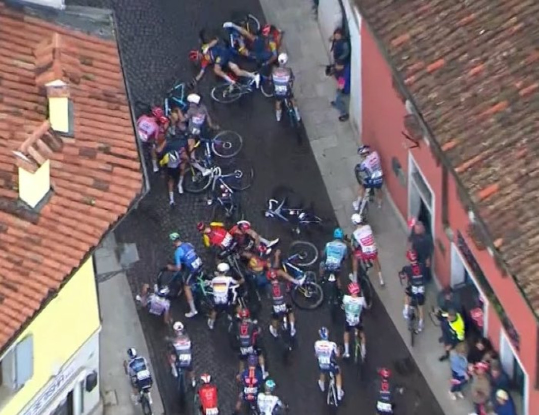Giro d'Italia: Kasper Asgreen vence 14ª etapa marcada por grande queda e mudanças na classificação geral; confira os resultados e a chegada 6 girodociclismo.com.br giro ditalia kasper asgreen vence 14a etapa marcada por grande queda e mudancas na classificacao geral confira os resultados e a chegada image 4