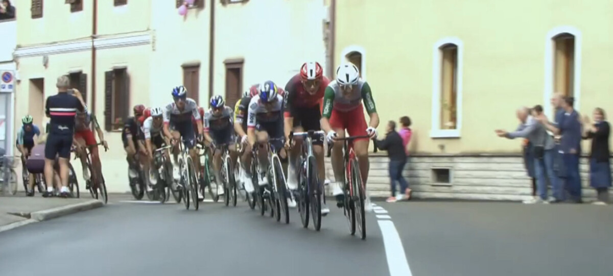 Giro d'Italia: Kasper Asgreen vence 14ª etapa marcada por grande queda e mudanças na classificação geral; confira os resultados e a chegada 8 girodociclismo.com.br giro ditalia kasper asgreen vence 14a etapa marcada por grande queda e mudancas na classificacao geral confira os resultados e a chegada image 6