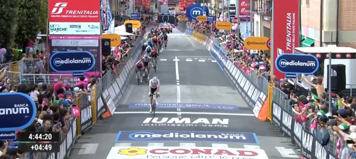 Giro d'Italia: Luke Plapp vence 8ª etapa e Diego Ulissi assume a Maglia Rosa, confira os resultados e a chegada 10 girodociclismo.com.br giro ditalia luke plapp vence 8a etapa e diego ulissi assume a maglia rosa confira os resultados e a chegada image 5
