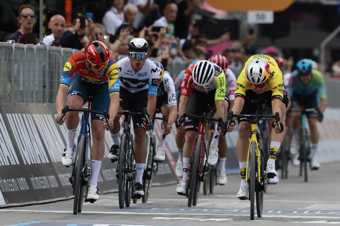 Giro d'Italia: Mads Pedersen bate Wout van Aert na 1ª etapa e é o Maglia Rosa; confira os resultados e a chegada 7 girodociclismo.com.br giro ditalia mads pedersen vence 1a etapa e e o maglia rosa confira os resultados e a chegada image 4