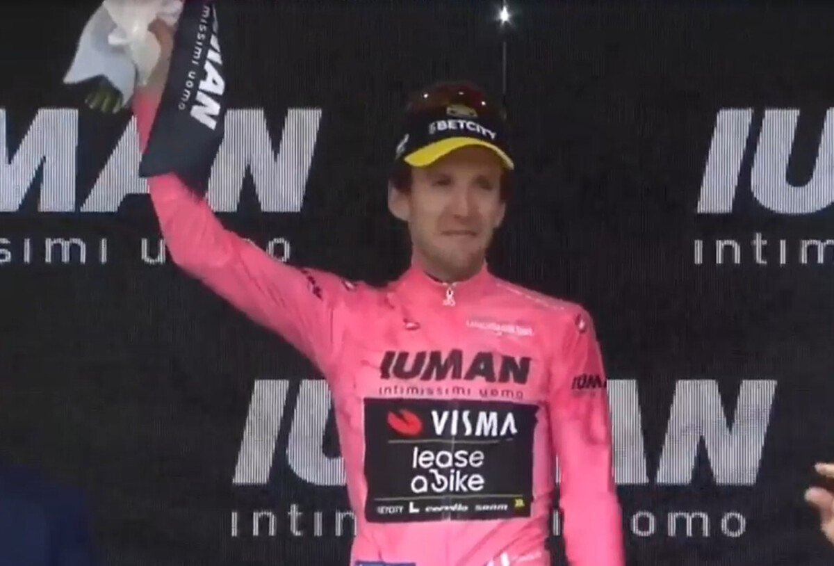 Giro dItalia: Mudança total! Isaac del toro perde Maglia Rosa, Simon Yates é campeão e Chris Harper vence 20ª etapa; confira os resultados e a chegada 1 girodociclismo.com.br giro ditalia mudanca total isaac del toro perde maglia rosa simon yates e campeao e chris harper vence 20a etapa confira os resultados e a chegada image 14