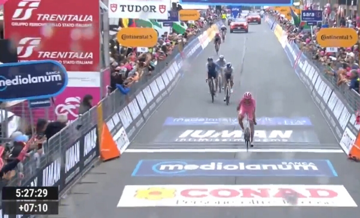 Giro dItalia: Mudança total! Isaac del toro perde Maglia Rosa, Simon Yates é campeão e Chris Harper vence 20ª etapa; confira os resultados e a chegada 13 girodociclismo.com.br giro ditalia mudanca total isaac del toro perde maglia rosa simon yates e campeao e chris harper vence 20a etapa confira os resultados e a chegada image 4