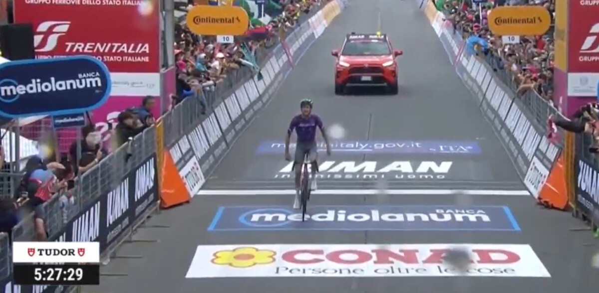 Giro dItalia: Mudança total! Isaac del toro perde Maglia Rosa, Simon Yates é campeão e Chris Harper vence 20ª etapa; confira os resultados e a chegada 12 girodociclismo.com.br giro ditalia mudanca total isaac del toro perde maglia rosa simon yates e campeao e chris harper vence 20a etapa confira os resultados e a chegada image